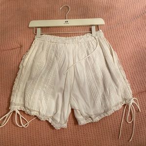 Cream lace detailing shorts